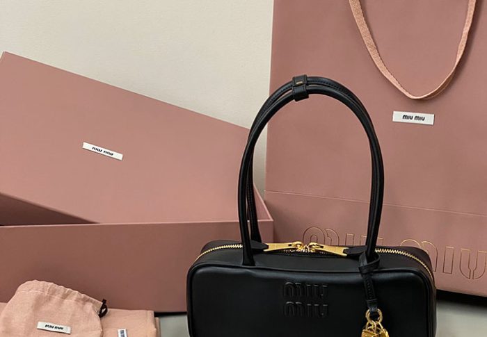 Miu Miu ボー レザー バッグ ブラック 5BB173_2CRW_F0002 Miumiu. バッグ 値段