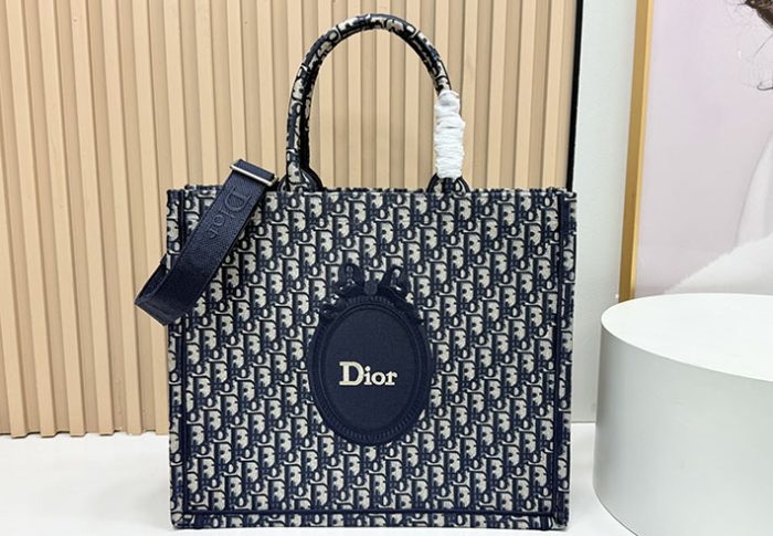 Dior Book Tote ストラップ付きバッグ ミディアム ブックトート Dior Book Tote ディオール トートバッグ アウトレット